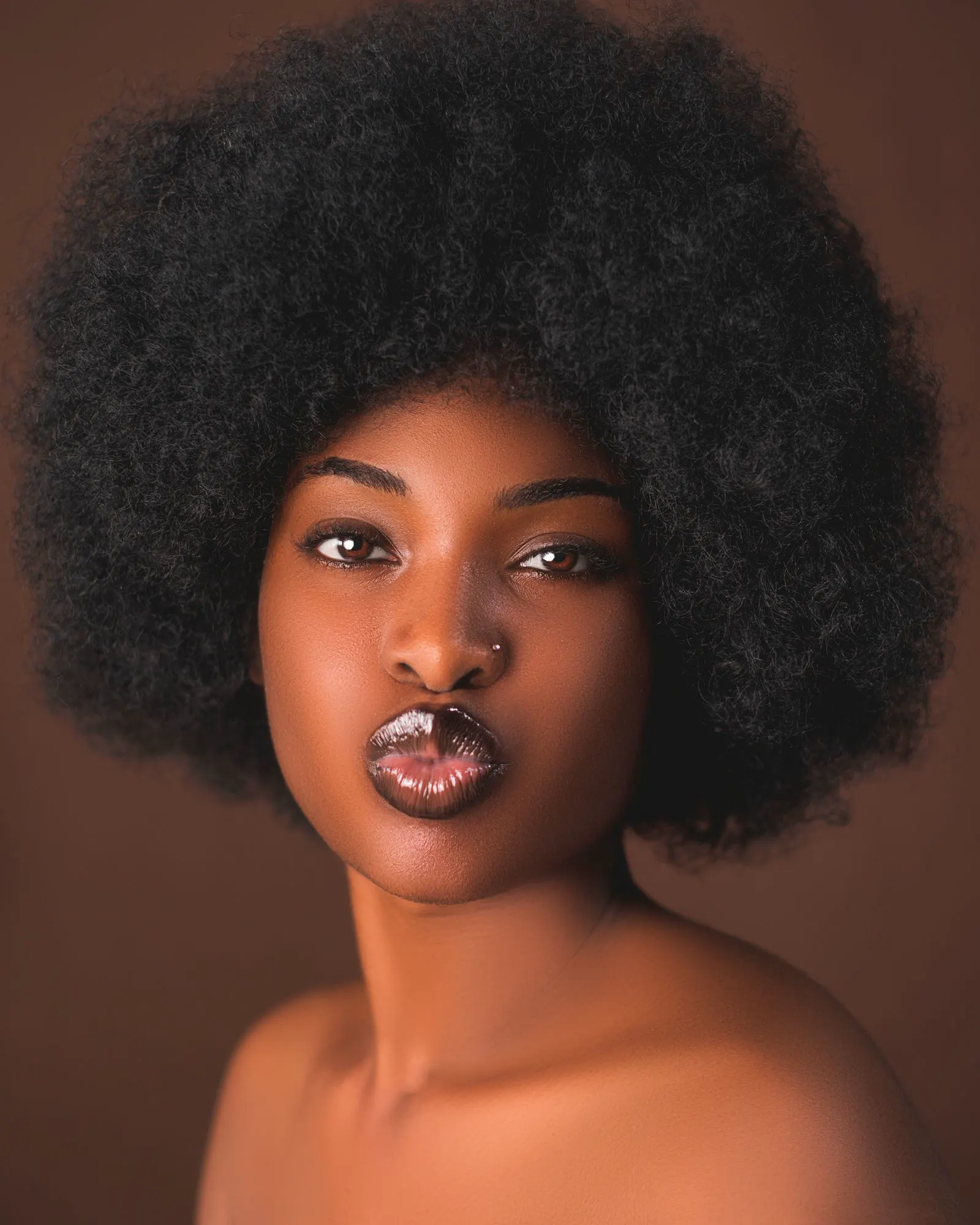 Femme aux cheveux afro volumineux
