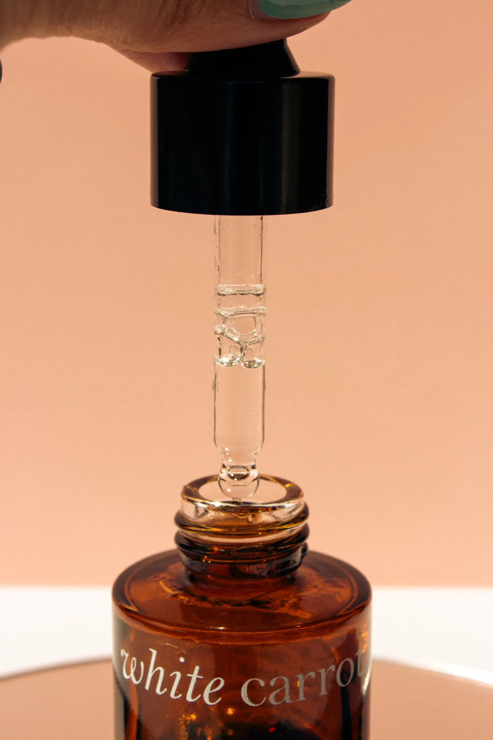Pipette d'élixir au-dessus d'un flacon ambré