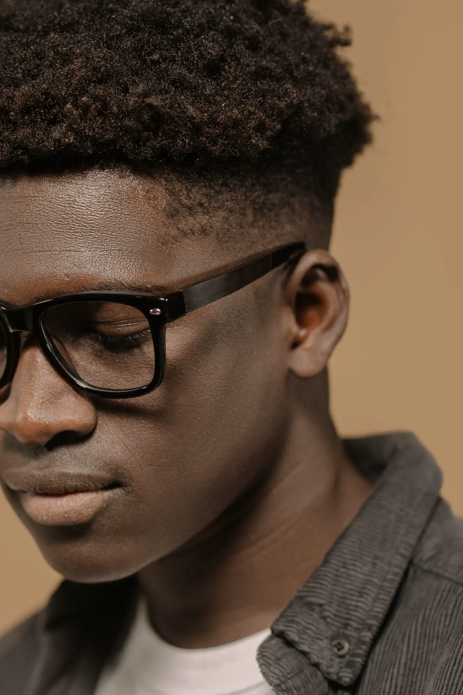 Homme aux cheveux courts et lunettes